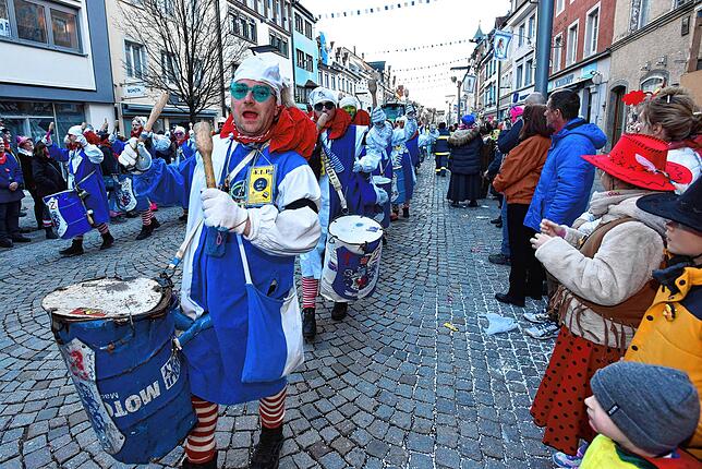 Bild 20: Fasnetmontag in Villingen: Bilder vom blau-weißen  Glonkiumzug
