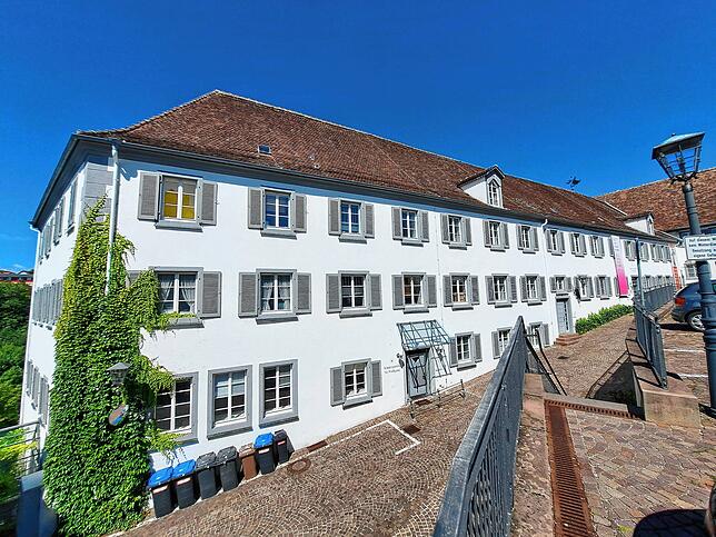 Das ehemalige Kloster St. Wolfgang ist eines der größten historischen Gebäude in der Altstadt. Es beherbergt einen Kindergarten, eine ...