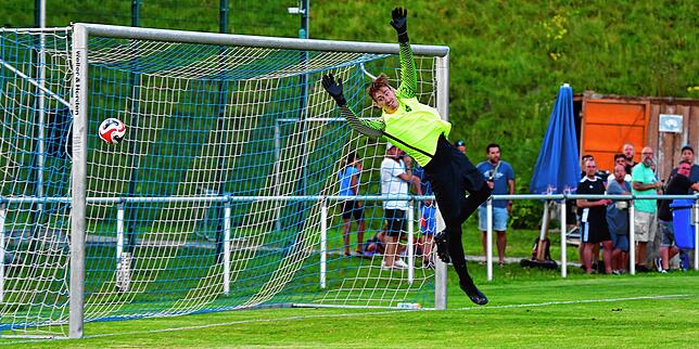 Chancenlos: Über Torwart Lucas Rütschlin senkt sich der Distanzschuss von Yusuf Cam zum 1:0 für den FC Wallbach beim SV Karsau ins Netz.