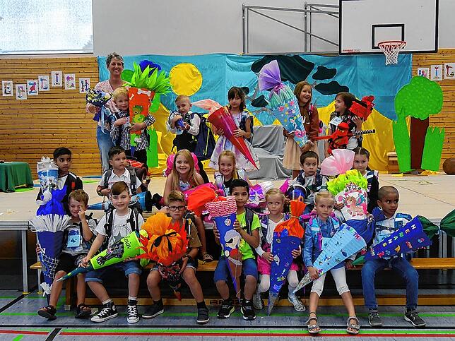 Klassenlehrerin Silke Richter mit ihrer neuen Klasse 1a bei deren Einschulung an der Teggingerschule.