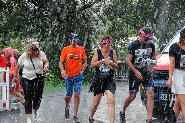 Aufgrund einer Gewitterzelle mit Starkregen und Hagel musste das Festivalgelände evakuiert werden.