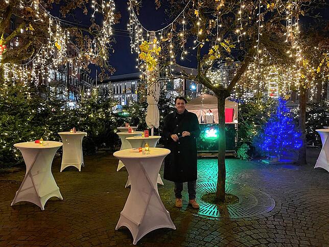 Stehtische, viele Tannenbäume und noch mehr Lichterglanz: Auf dem Bodanplatz bekommt man den Eindruck, als sei man mitten in einem ...