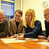 Schauen sich die fertigen Schulwegeplanungen an (von links): Frank Matthes (Fachbereich Verkehrswesen), Brigitte Reichmann (Leiterin des ...