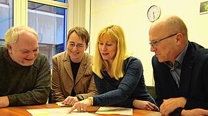 Schauen sich die fertigen Schulwegeplanungen an (von links): Frank Matthes (Fachbereich Verkehrswesen), Brigitte Reichmann (Leiterin des ...
