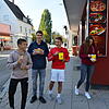 Statt in der Mensa vom Graf-Zeppelin-Gymnasium zu Mittag zu essen, gehen Lars, Heiko, Marius und Kim lieber zum Döner-Imbiss in der Nähe.