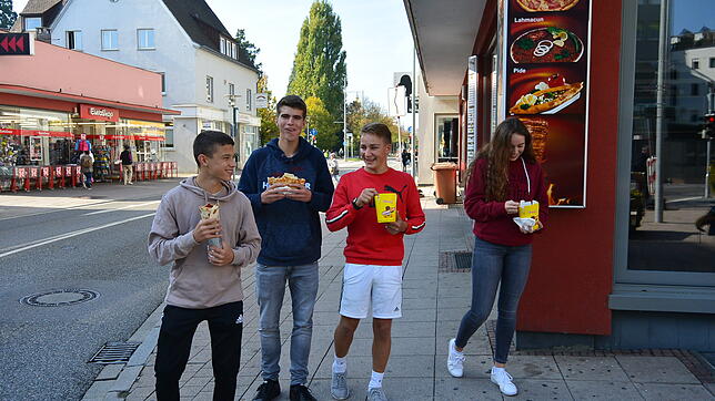 Statt in der Mensa vom Graf-Zeppelin-Gymnasium zu Mittag zu essen, gehen Lars, Heiko, Marius und Kim lieber zum Döner-Imbiss in der Nähe.