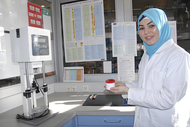 An diesem Gerät stellt Zülfiye Yüksel Cremes her.