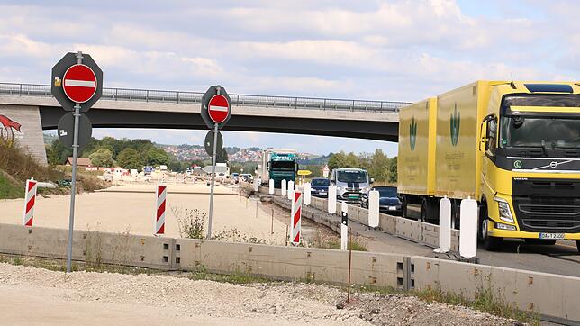 Ab Montag ist auf der Bundesstraße 27 auf der westlichen Seite sowohl die Ausfahrt nach und die Ausfahrt von Allmendshofen gesperrt. Es ...