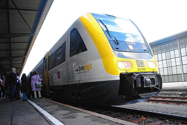 Veraltete Technik wie die defektanfälligen IRE-Triebwagen, die am Hochrhein verkehren, erschweren die Einhaltung von Corona-Richtlinien. ...