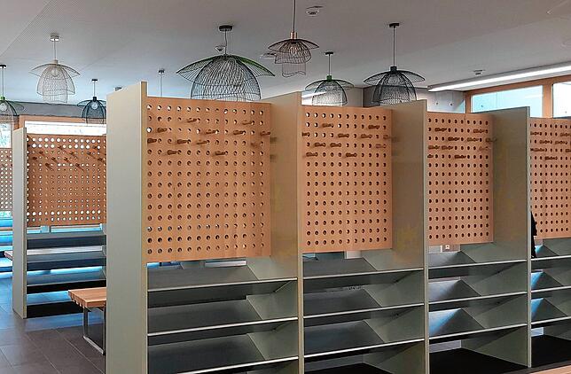 Wie im Wohnzimmer sollen sich Kinder und Erwachsene in der Alemannenschule Wutöschingen fühlen können, sie laufen auf Socken und in ...