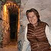 Burgherrin Julia Naeßl-Doms neben der nachträglich in den Felsen getriebenen Querverbindung. Am Ende des ausgeleuchteten Stollens kann ...
