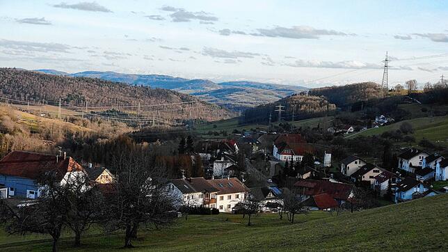 Blick auf Indlekofen, das mit dem Hungerberg und dem Haselbach-Wasserfall zwei Anziehungspunkte für Wanderer und Spaziergänger hat.