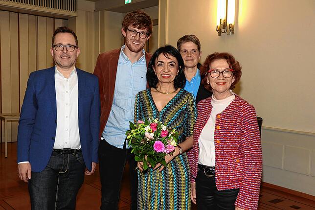 Gruppenbild mit drei Damen: Nach der Veranstaltung der VHS stellen sich (von links) Axel Huber (Historiker), Stephan Kühnle (VHS), ...