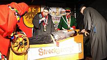 So sehr der Henker unter dem Ansporn von Richter Andreas Narr (Mitte) sein Streckbank-Instrumentarium in Gang setzt, umso mehr trotzt ...