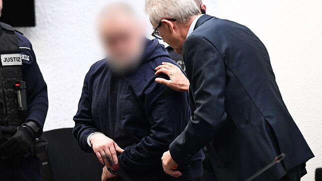 Der Angeklagte (l.) wies beim Prozessauftakt gegen ihn die Vorwürfe der Staatsanwaltschaft zurück.