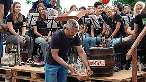 Gekonnt schritt Bürgermeister Mike Biehler gleich zur Tat. Drei sanfte Schläge später und ohne einen einzigen Spritzer war das Fass ...