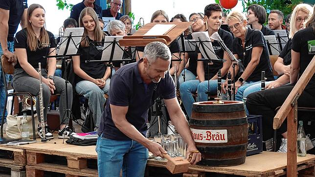 Gekonnt schritt Bürgermeister Mike Biehler gleich zur Tat. Drei sanfte Schläge später und ohne einen einzigen Spritzer war das Fass ...