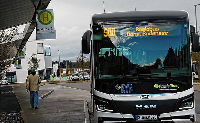 Im Stundentakt fahren die Regiobusse der Linie 500 den zentralen Busbahnhof in Pfullendorf an.