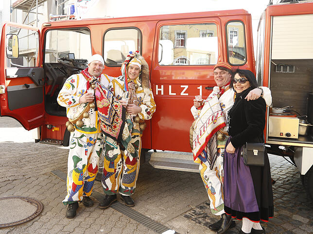 Kurzer Stopp am "HLZ 1": Mit dem Hansel-Löschzug 1 sind Pascal Marquardt (von links), Markus Spies, Claus und Heike Schörer unterwegs.