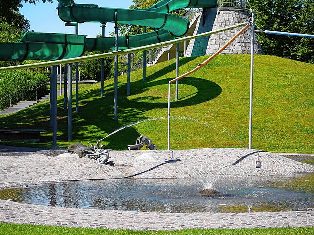 Am Wasserspielplatz ist Spielen unter Aufsicht erlaubt.