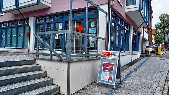 Wo in Donaueschingen früher einmal die Postfiliale war in der Schulstraße 5, ist derzeit das Corona-Testzentrum von Stadt und DRK ...
