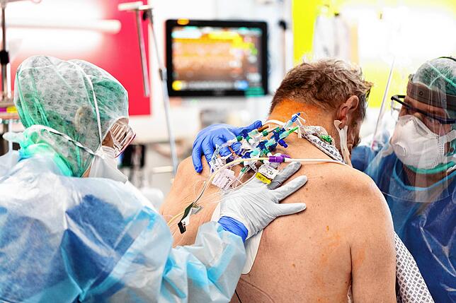 Aufsetzen und ohne Maschine Luft holen: Ecmo-Patienten müssen selbst das Atmen wieder lernen. Für Walter Brummel – hier ist ein ...