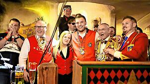 Der siegreiche Pfiffer III. (Bildmitte) mit seinen Gegenkandidaten Maike Fenski (links daneben) und Reststadt-Bürgermeister Gallus ...