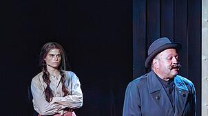 Anna Eger und Marvey Mühlemann in einer Szene aus „Die Tiefe“ in der Werkstatt des Theater Konstanz.