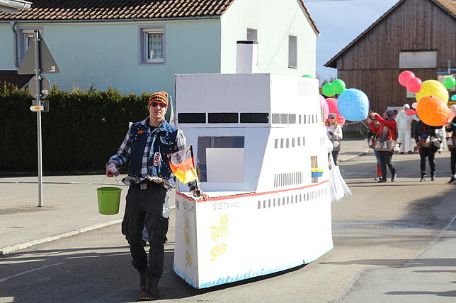 Sogar ein Kreuzfahrtschiff fährt nun durch die Tannheimer Straßen.