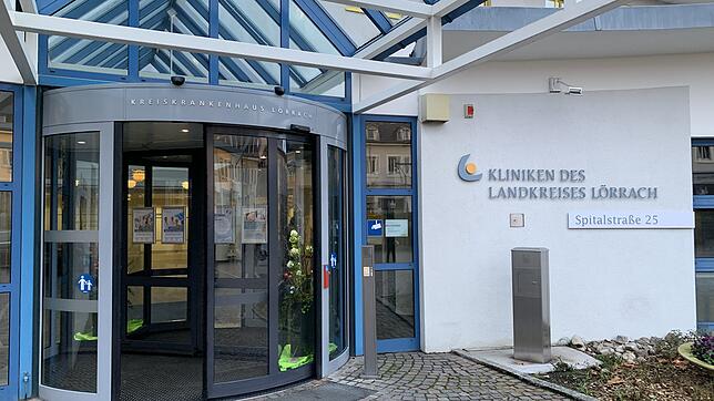 Der Eingang des Lörracher Kreiskrankenhauses. Seit Jahren nehmen die Patientenzahlen in der Notaufnahme stark zu. Bild: Justus Obermeyer