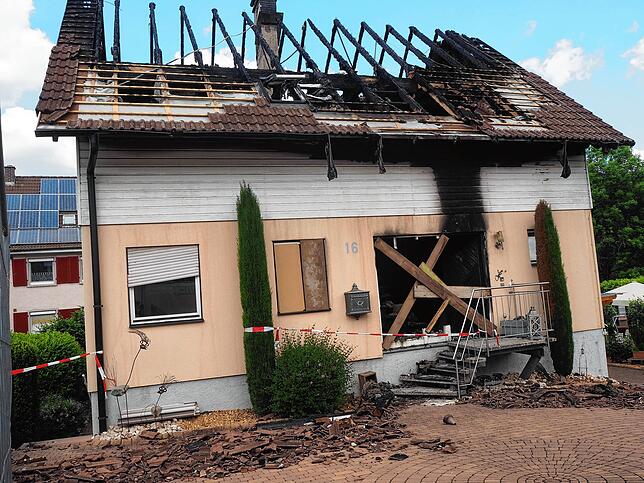 Die Brandruine rund drei Wochen nach dem Brand. Das Haus muss nun komplett abgerissen werden.