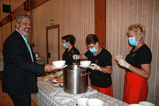 Lecker: Bonndorfs Bürgermeister Michael Scharf freut sich auf die Suppe, die Winfried Zumkeller gekocht hat und von der ...