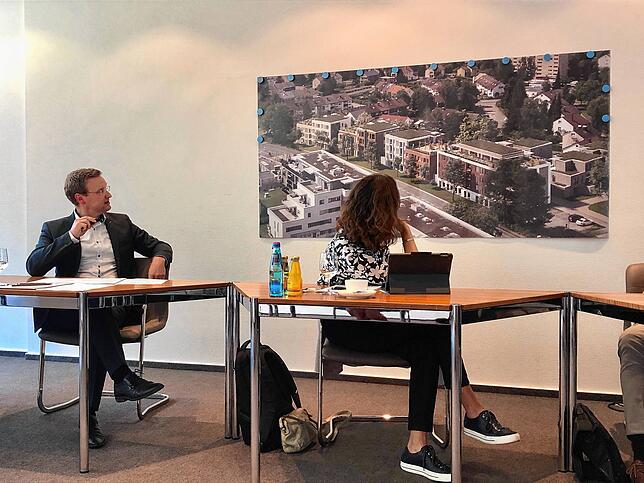 Sebastian Merkle, Geschäftsführer der Baugenossenschaft Familienheim, und Angelique Ahn von der Stadtplanung bei der Vorstellung des ...