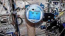 Bereit für neue Aufgaben und für neue Partner: Cimon&nbsp;2 an Bord der Internationalen Raumstation ISS.