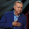 Der türkische Präsident und Präsidentschaftskandidat der AK-Partei Recep Tayyip Erdogan gestikuliert im Wahllokal am Tag der ...