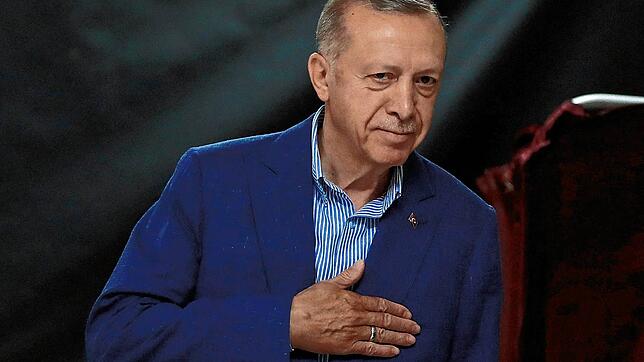 Der türkische Präsident und Präsidentschaftskandidat der AK-Partei Recep Tayyip Erdogan gestikuliert im Wahllokal am Tag der ...