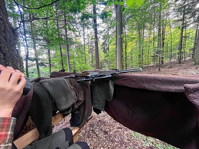 Das Gewehr des Jägers liegt auf dem Hochsitz. Es wird an diesem Tag nicht gebraucht.
