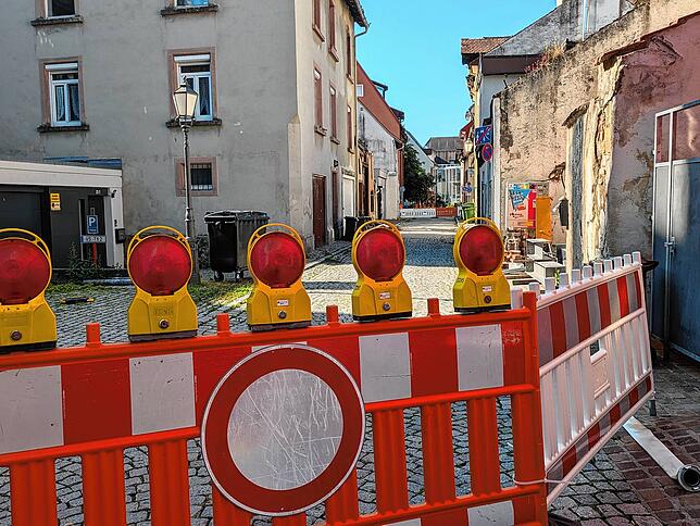 Die Goldgrubengasse kann im Bereich der abgebrannten Häuser weder von Fußgängern noch von Autos durchfahren werden.