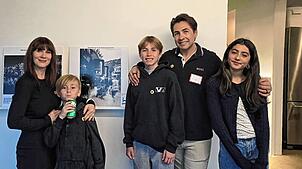 Der Fotograf und seine Familie vor dem prämierten Foto (von links): Natalie Guse, Richy, Gavinn, Nick Nicola und Lucy.
