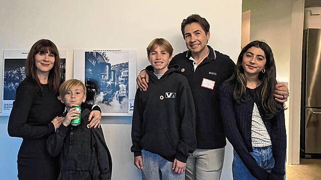 Der Fotograf und seine Familie vor dem prämierten Foto (von links): Natalie Guse, Richy, Gavinn, Nick Nicola und Lucy.