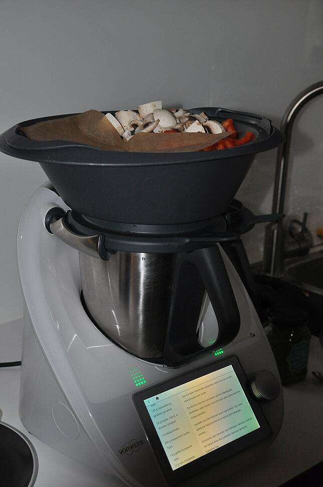 Am Thermomix scheiden sich die Geister: Manche halten ihn für zu teuer und vermissen die eigene Kreativität beim Kochen mit dem Gerät, ...