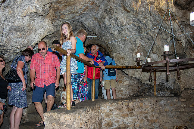 In der ehemaligen Kulthöhle des faschistischen Neu-Templer-Ordens im Burgfelsen von Dietfurt herrschte am Höhlentag zu Stoßzeiten ...