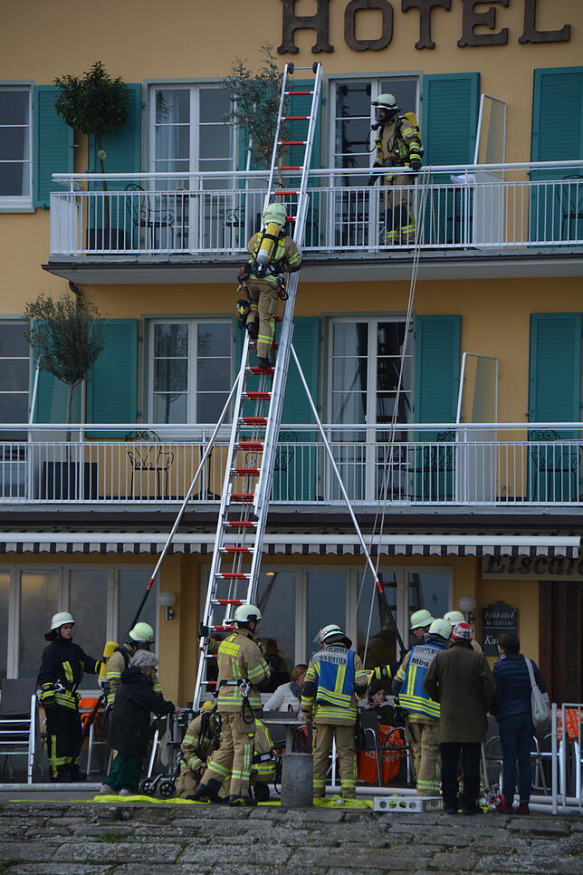 Mit Hilfe der Schiebleiter gelangten die Wehrleute auf den Balkon im zweiten Stock.