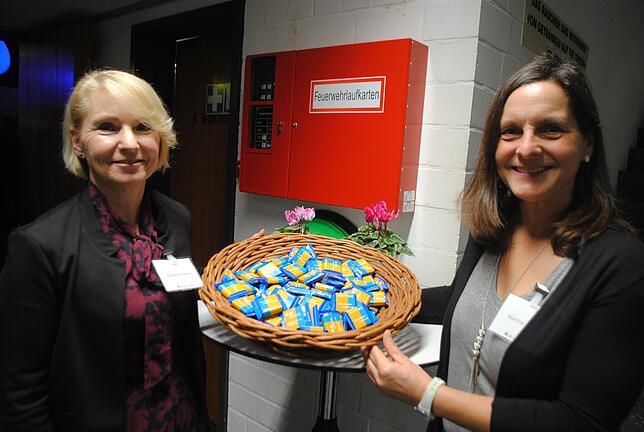 Süßes für die Gäste: Claudia Kramer (links) und Martina Gerteis, Mitarbeiterinnen der Stadtverwaltung, verteilen Schokoladentäfelchen ...