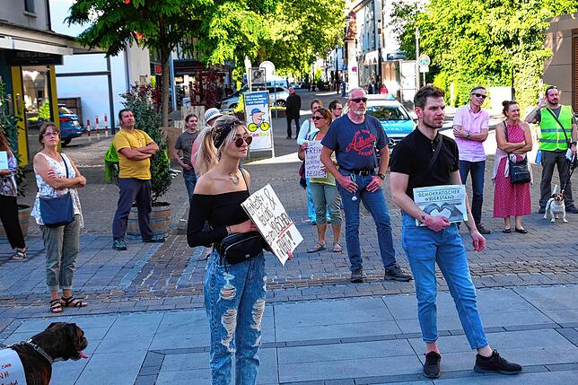 Einige Teilnehmer protestieren zum ersten Mal gegen die Verordnungen.
