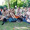 Ihnen wird es im Herosépark ab etwa 20 Uhr zu ungemütlich und zu laut: Fabian Poll (von links), Jonas Eberhard und Freunde sind gern ...