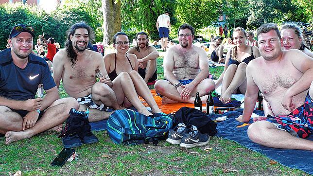 Ihnen wird es im Herosépark ab etwa 20 Uhr zu ungemütlich und zu laut: Fabian Poll (von links), Jonas Eberhard und Freunde sind gern ...