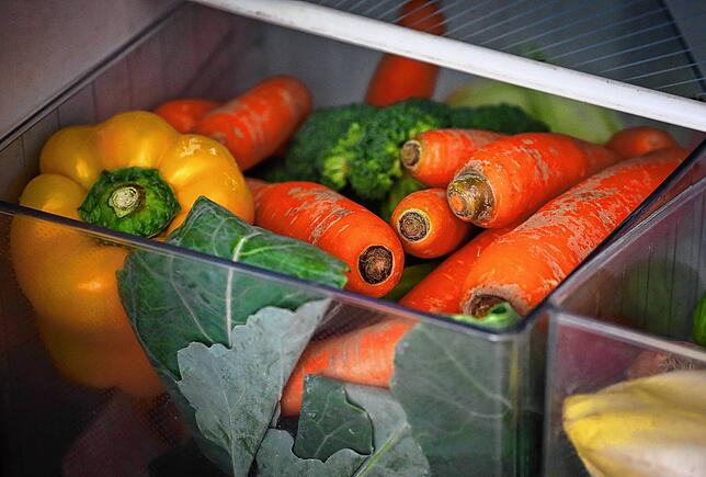 Ganz unten in den herausziehbaren Fächern des Kühlschranks hält sich Gemüse und Obst am längsten.