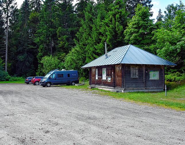 Der Wanderparkplatz &bdquo;Kohlhütte&ldquo; in Ibach ist Ausgangspunkt von verschiedenen Wanderungen.