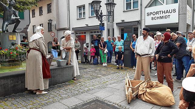 Zwei Maurer berichten im Jahr 1250 den Wäscherinnen von der Verleihung des Stadtrechts. „Das gibt Arbeit für mindestens zwei ...